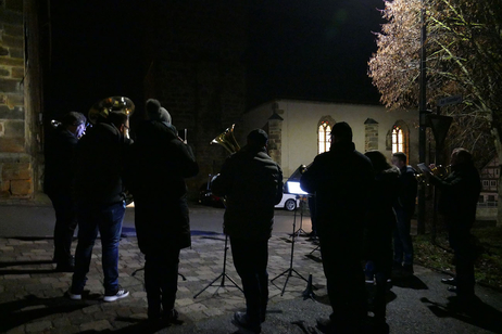 Die Naumburger Stadtkapelle spielt vor der Christmette weihnachtliche Lieder